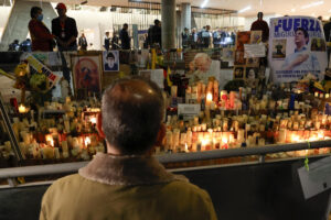 Una persona observa un altar en honor al senador y precandidato presidencial colombiano Miguel Uribe Turbay, en la Fundación Santa Fe de Bogotá (Colombia), en donde se encuentra hospitalizado. EFE/ Mauricio Dueñas Castañeda