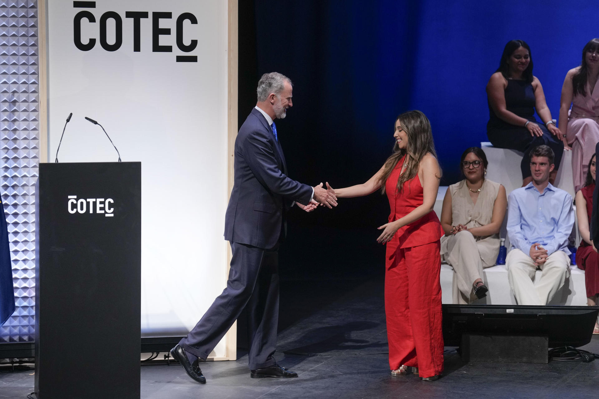 El rey Felipe VI (i) participa en el acto anual de COTEC 2025 INNOVACIÓN Y JUVENTUD celebrado este martes, en Leganés (Comunidad de Madrid). EFE/ Borja Sanchez-trillo