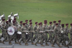 Soldados de la 82.ª División Aerotransportada del Ejército de los Estados Unidos marcharon durante un desfile militar celebrado en Washington D. C., el 14 de junio, en conmemoración del 250.º aniversario del Ejército estadounidense. EFE/EPA/ALLISON DINNER / POOL