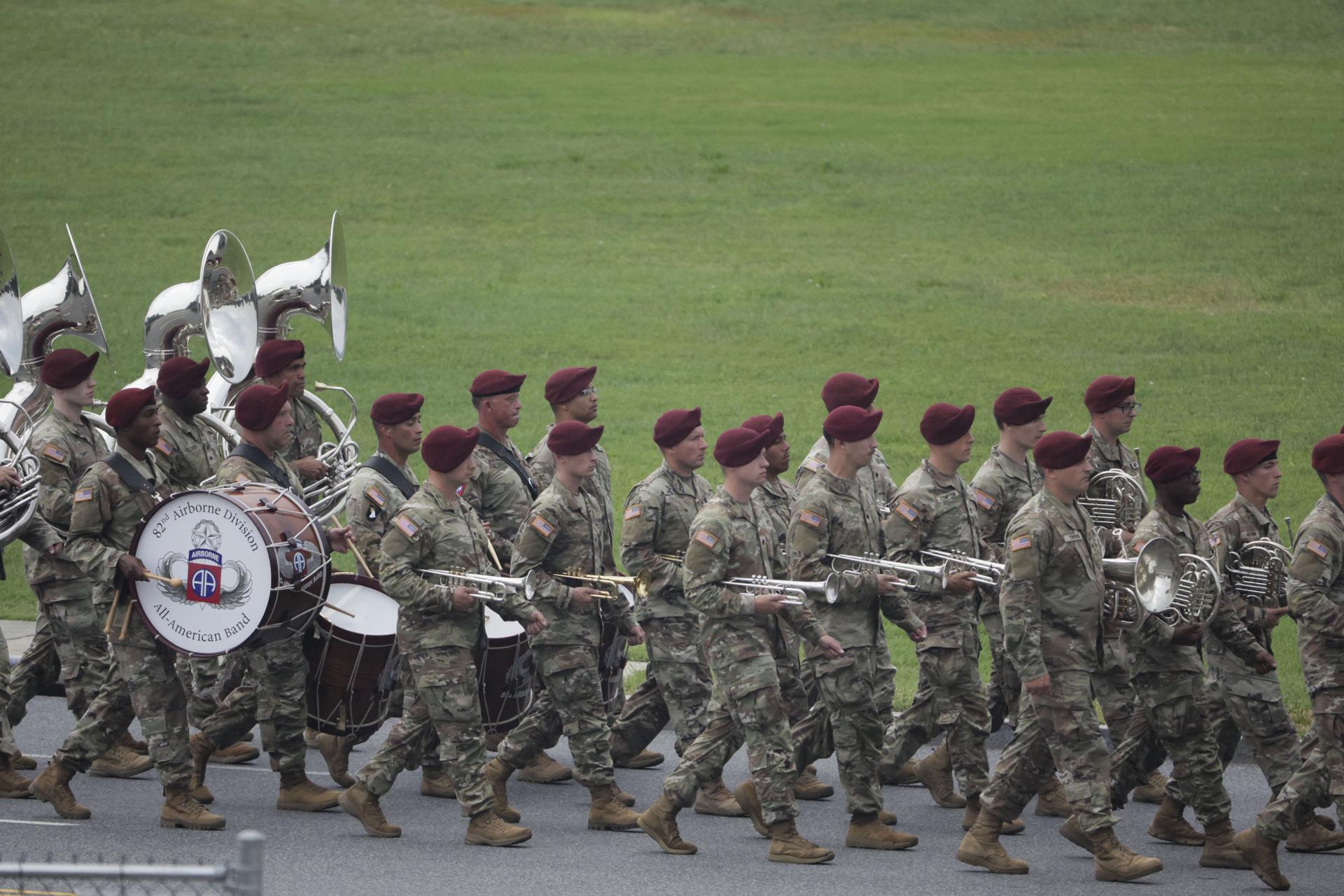 Soldados de la 82.ª División Aerotransportada del Ejército de los Estados Unidos marcharon durante un desfile militar celebrado en Washington D. C., el 14 de junio, en conmemoración del 250.º aniversario del Ejército estadounidense. EFE/EPA/ALLISON DINNER / POOL