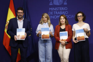 La vicepresidenta segunda y ministra de Trabajo, Yolanda Díaz (2i), durante la presentación este miércoles de la campaña de actuaciones de la Inspección de Trabajo y Seguridad Social, y las informaciones preventivas para hacer frente a las altas temperaturas en el puesto de trabajo. Junto a ella, el secretario de Estado de Trabajo, Joaquín Pérez y la directora del INSST, Aitana Garí (d), entre otros. EFE/ Rodrigo Jimenez
