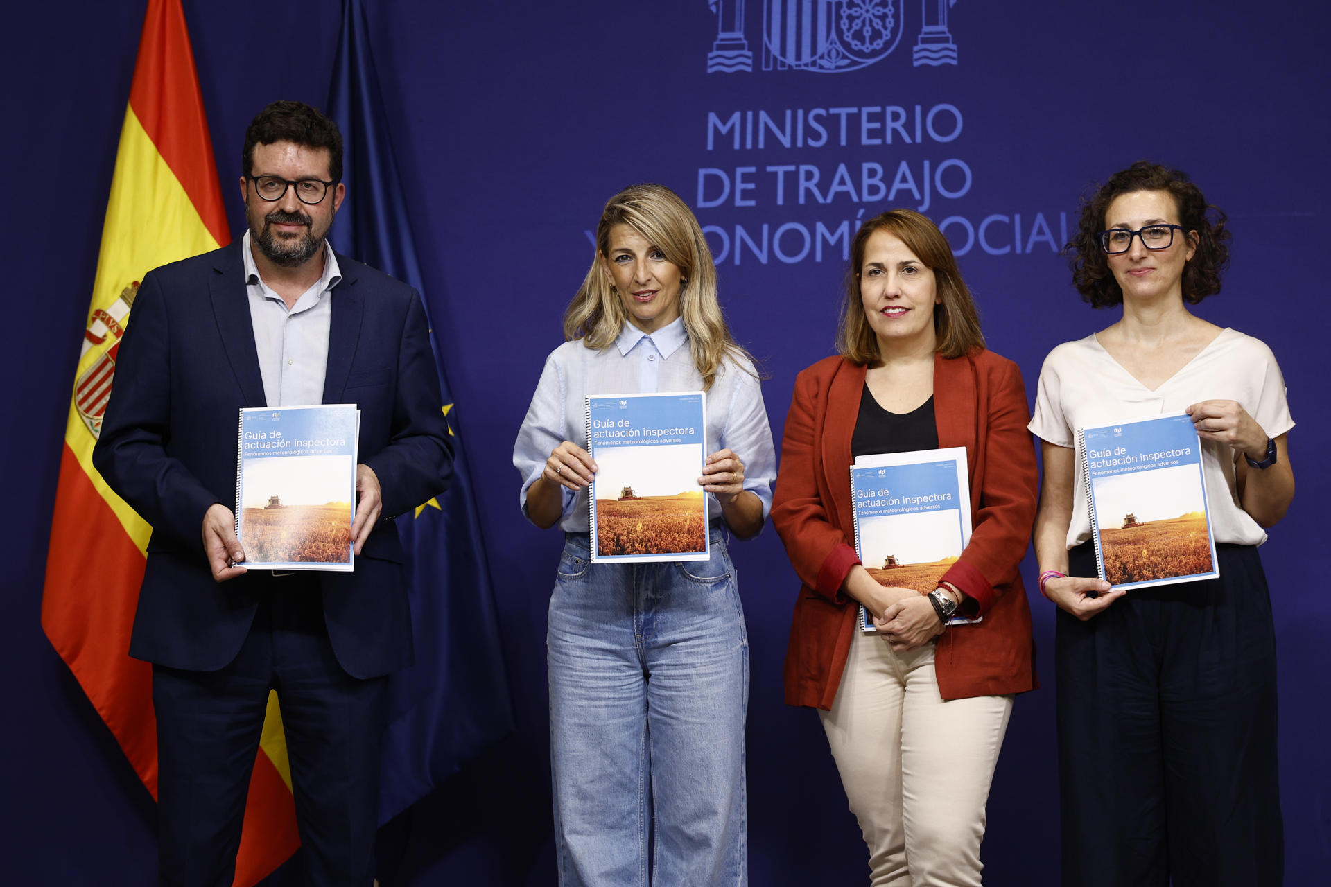 La vicepresidenta segunda y ministra de Trabajo, Yolanda Díaz (2i), durante la presentación este miércoles de la campaña de actuaciones de la Inspección de Trabajo y Seguridad Social, y las informaciones preventivas para hacer frente a las altas temperaturas en el puesto de trabajo. Junto a ella, el secretario de Estado de Trabajo, Joaquín Pérez y la directora del INSST, Aitana Garí (d), entre otros. EFE/ Rodrigo Jimenez