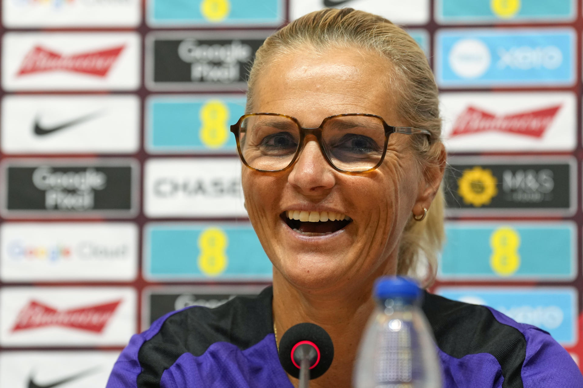 La entrenadora de la selección femenina de fútbol de Inglaterra, Sarina Wiegman, durante la rueda de prensa posterior al entrenamiento que han realizado este lunes en el RCDE Stadium, donde mañana se enfrentarán a España en la jornada 6 del grupo C de la Liga de las Naciones. EFE/Alejandro García
