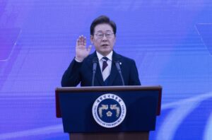 El nuevo presidente de Corea del Sur, Lee Jae-myung, al prestar juramento este miércoles, 4 de junio, durante su ceremonia de investidura, en el Salón Rotonda de la Asamblea Nacional, en Seúl (Corea del Sur). EFE/Jeon Heon-Kyun/Pool