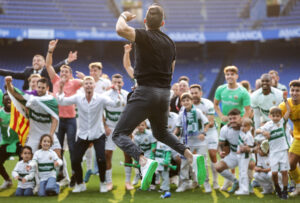 El técnico del Elche, Eder Sarabia, celebra con sus jugadores su ascenso a Primera División a la finalización del encuentro que han disputado frente al Deportivo en el estadio de Riazor, en La Coruña. EFE/Cabalar.