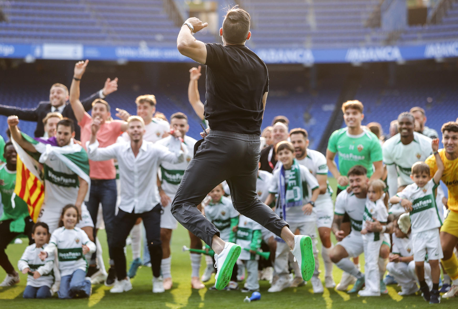 El técnico del Elche, Eder Sarabia, celebra con sus jugadores su ascenso a Primera División a la finalización del encuentro que han disputado frente al Deportivo en el estadio de Riazor, en La Coruña. EFE/Cabalar.