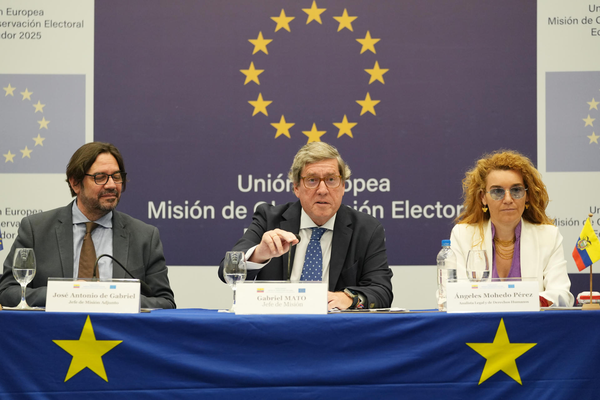 El jefe de misión de observación electoral en Ecuador de la Unión Europea (UE), Gabriel Mato (c), habla junto al jefe adjunto, José Antonio de Gabriel (i), y la analista legal, Angeles Mohedo Pérez, durante la presentación del informe final de las elecciones presidenciales, tras haber descartado desde un inicio cualquier posibilidad de fraude en el resultado que dio la reelección al actual presidente, Daniel Noboa, frente a las denuncias sin pruebas consistentes realizadas desde el correísmo. EFE/Vicente Costales