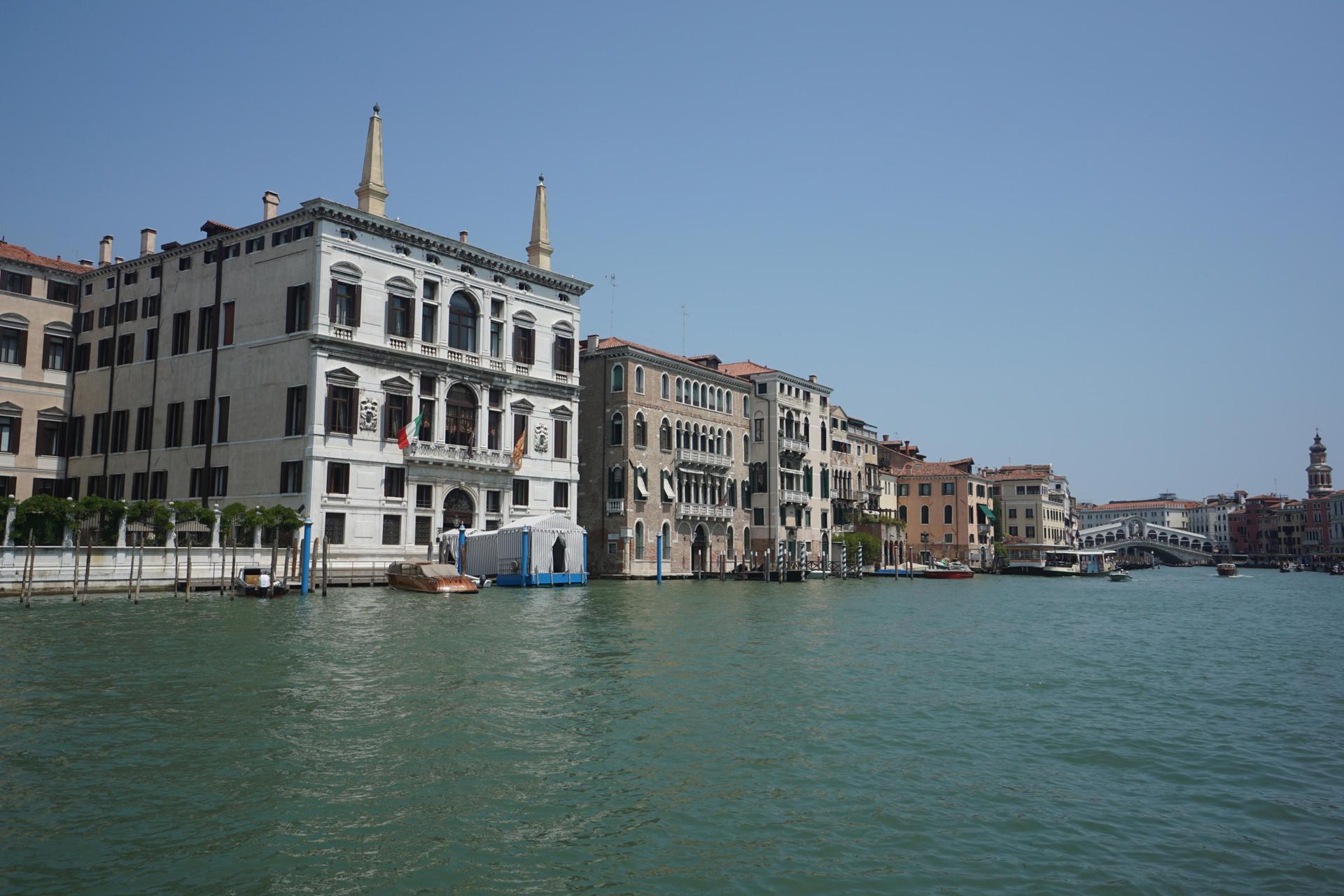 El lujoso hotel Aman de Venecia, donde se hospedan el fundador de Amazon, Jeff Bezos, y su prometida, Lauren Sánchez. EFE/EPA/ANDREA MEROLA