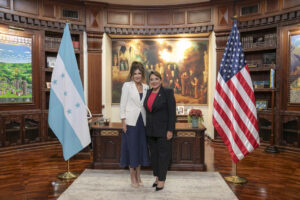 Fotografía cedida por la Presidencia de Honduras de la mandataria de Honduras, Xiomara Castro (d), junto a la secretaria de Seguridad Nacional de EE.UU., Kristi Noem, este miércoles en Tegucigalpa (Honduras). EFE/ Presidencia de Honduras /SOLO USO EDITORIAL NO VENTAS /SOLO DISPONIBLE PARA ILUSTRAR LA NOTICIA QUE ACOMPAÑA (CRÉDITO OBLIGATORIO)