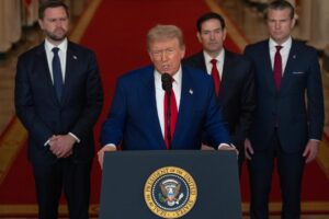 El presidente de Estados Unidos, Donald Trump, sugirió este domingo que respalda un "cambio de régimen" en Irán, un día después del bombardeo estadounidense contra tres centrales nucleares iraníes. EFE/Carlos Barria / POOL