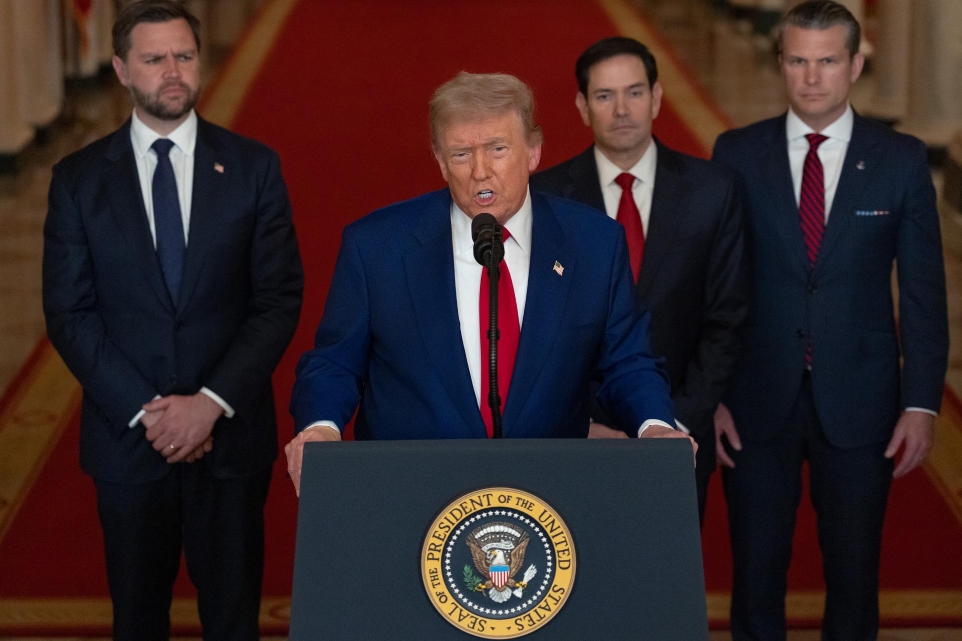 El presidente de Estados Unidos, Donald Trump, sugirió este domingo que respalda un "cambio de régimen" en Irán, un día después del bombardeo estadounidense contra tres centrales nucleares iraníes. EFE/Carlos Barria / POOL