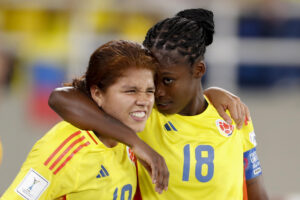 Linda Caicedo (d) de Colombia celebra un gol con Gabriela Rodríguez en un partido en el estadio Pascual Guerrero en Cali (Colombia). EFE/ Ernesto Guzmán Jr.