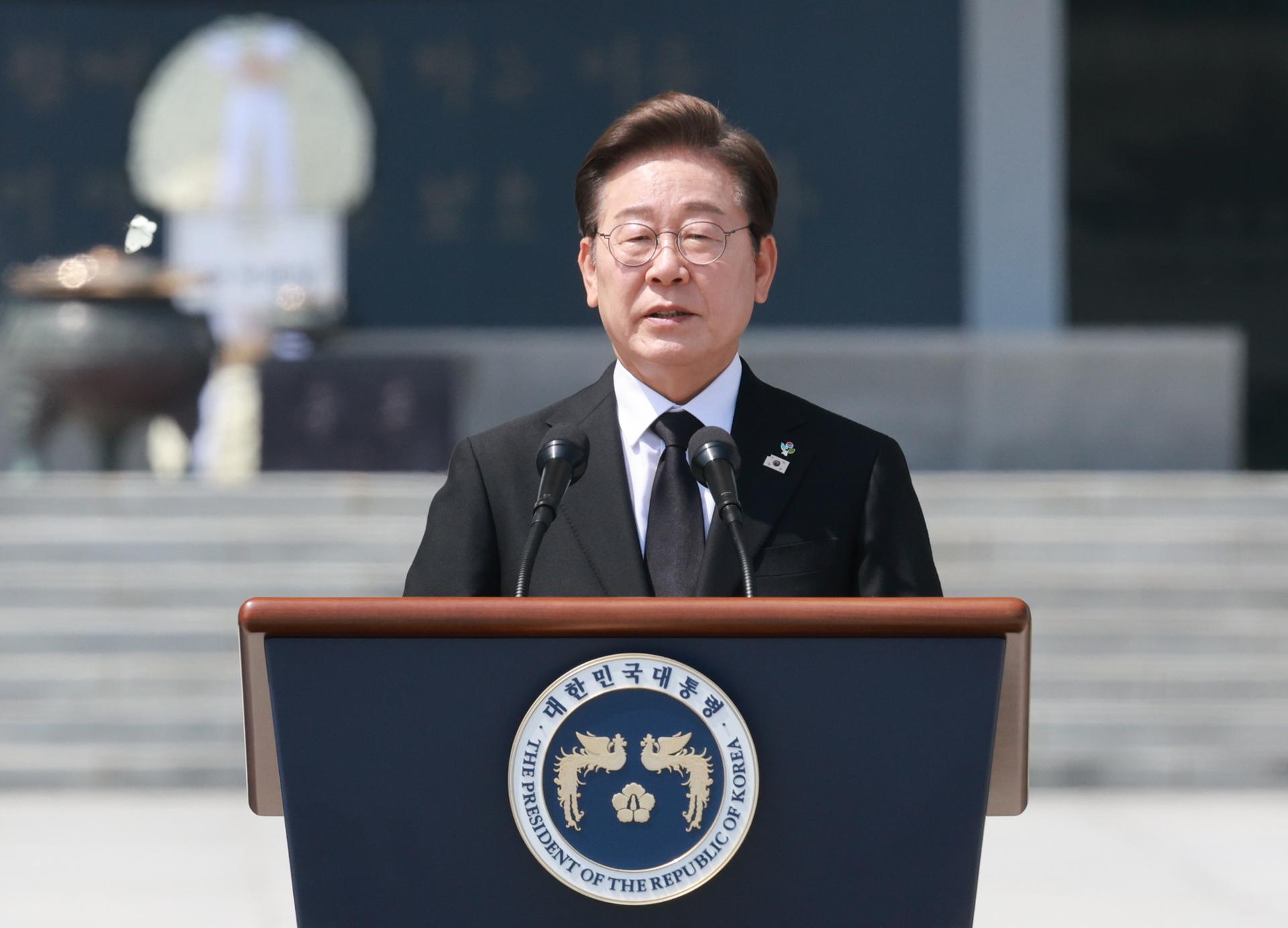 El presidente de Corea del Sur, Lee Jae-myung, pronuncia un discurso durante una ceremonia del Día de los Caídos en el Cementerio Nacional de Seúl, en Seúl, Corea del Sur. EFE/EPA/YONHAP / POOL