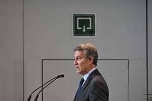 El presidente del PP, Alberto Núñez Feijóo, durante el Foro ABC celebrado este martes en la sede del periódico. EFE/ Fernando Villar