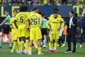 El entrenador del Villarreal, Marcelino García Toral (d), habla a sus jugadores durante el partido de la última jornada de LaLiga contra el Sevilla, el 25 de mayo. EFE/ Andreu Esteban