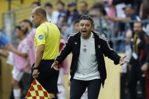 El entrenador de River Plate, Marcelo Gallardo, reacciona ante el Inter de Milán, en un partido del Mundial de Clubes. EFE/JOHN G. MABANGLO