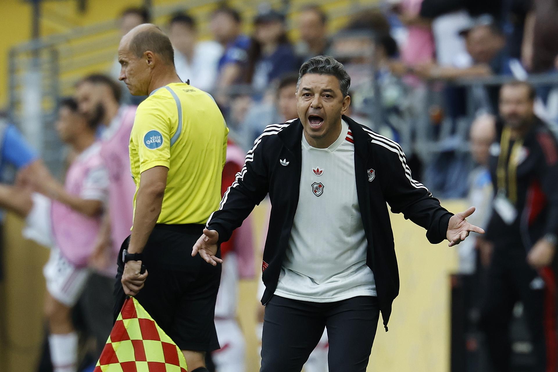 El entrenador de River Plate, Marcelo Gallardo, reacciona ante el Inter de Milán, en un partido del Mundial de Clubes. EFE/JOHN G. MABANGLO