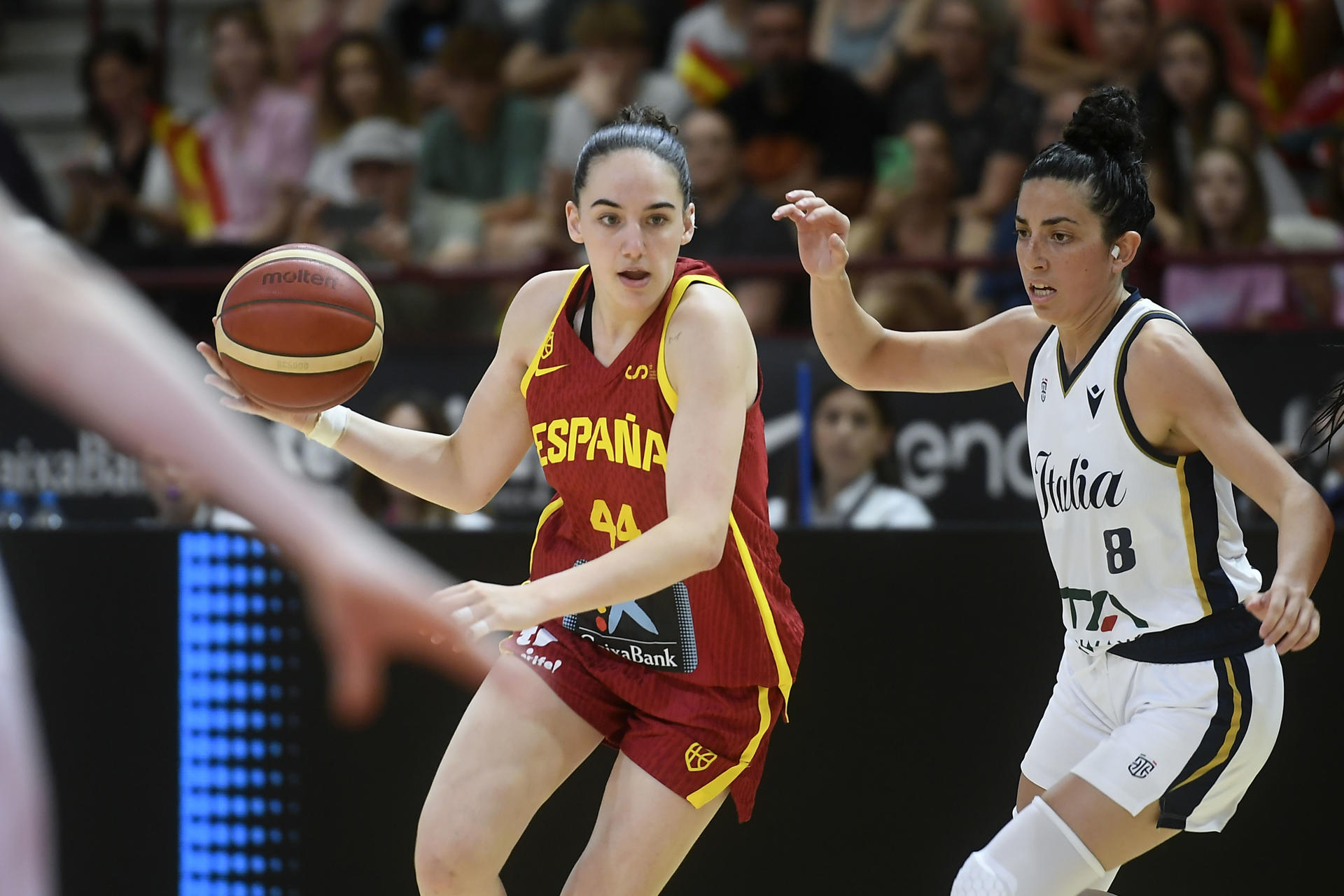 -La jugadora de la selección española Iyana Martin, y la jugadora de Italia Verona, durante el partido amistoso femenino de preparación para el Eurobasket, este domingo en Inca (Mallorca).-EFE/ Miquel A. Borràs