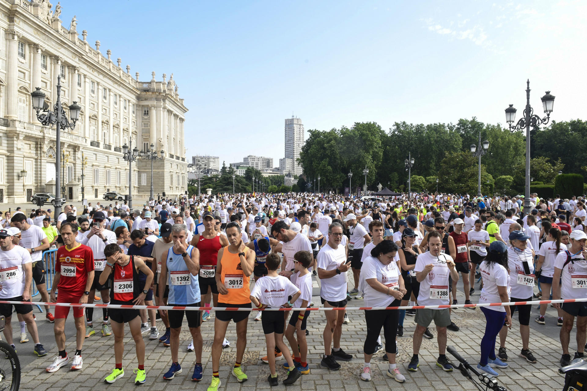 Corredores esperan el pistoletazo de salida en la Explanada de la plaza de Oriente momentos antes del comienzo de la Carrera popular por el X aniversario de la proclamación de Su Majestad el rey Felipe VI. EFE/ Victor Lerena