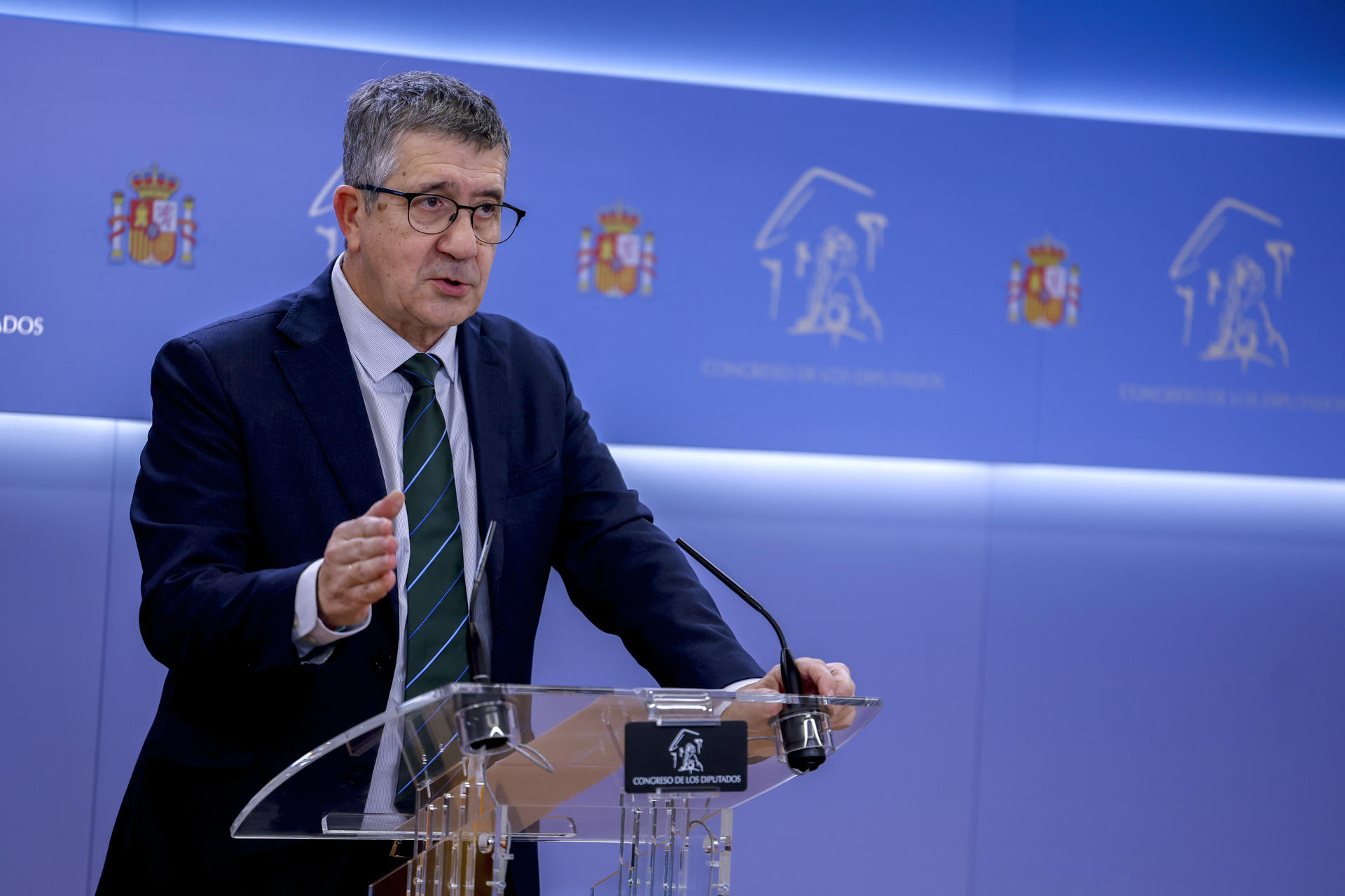 El portavoz del PSOE, Patxi López durante la rueda de prensa tras la reunión de la Mesa del Congreso este martes. EFE/Javier Lizón