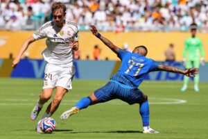 Dean Huijsen (I), en acción contra el brasileño Malcom, del Al Hilal (D), durante el partido del Mundial de Clubes de la FIFA 2025. EFE/EPA/CRISTOBAL HERRERA-ULASHKEVICH