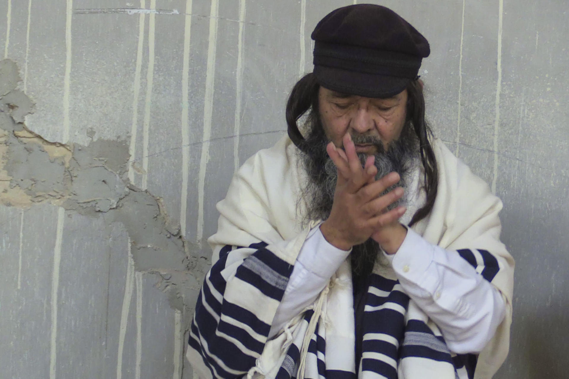 El artista flamenco español Isaac de Judea actúa este domingo, en Kiev (Ucrania). Tras una década sin subirse a los escenarios, el bailaor de Granada Isaac Pérez ha vuelto a actuar este domingo en uno de los edificios históricos más emblemáticos de Kiev, con su nuevo nombre artístico de Isaac de Judea y una fusión única de flamenco y judaísmo ultraortodoxo que refleja su evolución personal y aspira a acercar a más gente a los mensajes de su líder espiritual, el rabino jasídico Najman de Breslev (1772-1810). EFE/ Marcel Gascón