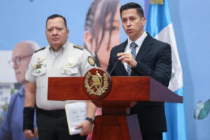 El viceministro de Seguridad del Ministerio de Gobernación (Interior), José Portillo (d) y el director general de la Policía Nacional Civil, David Custodio Boteo asisten a una rueda de prensa este lunes, en Ciudad de Guatemal (Guatemala). EFE/ Mariano Macz