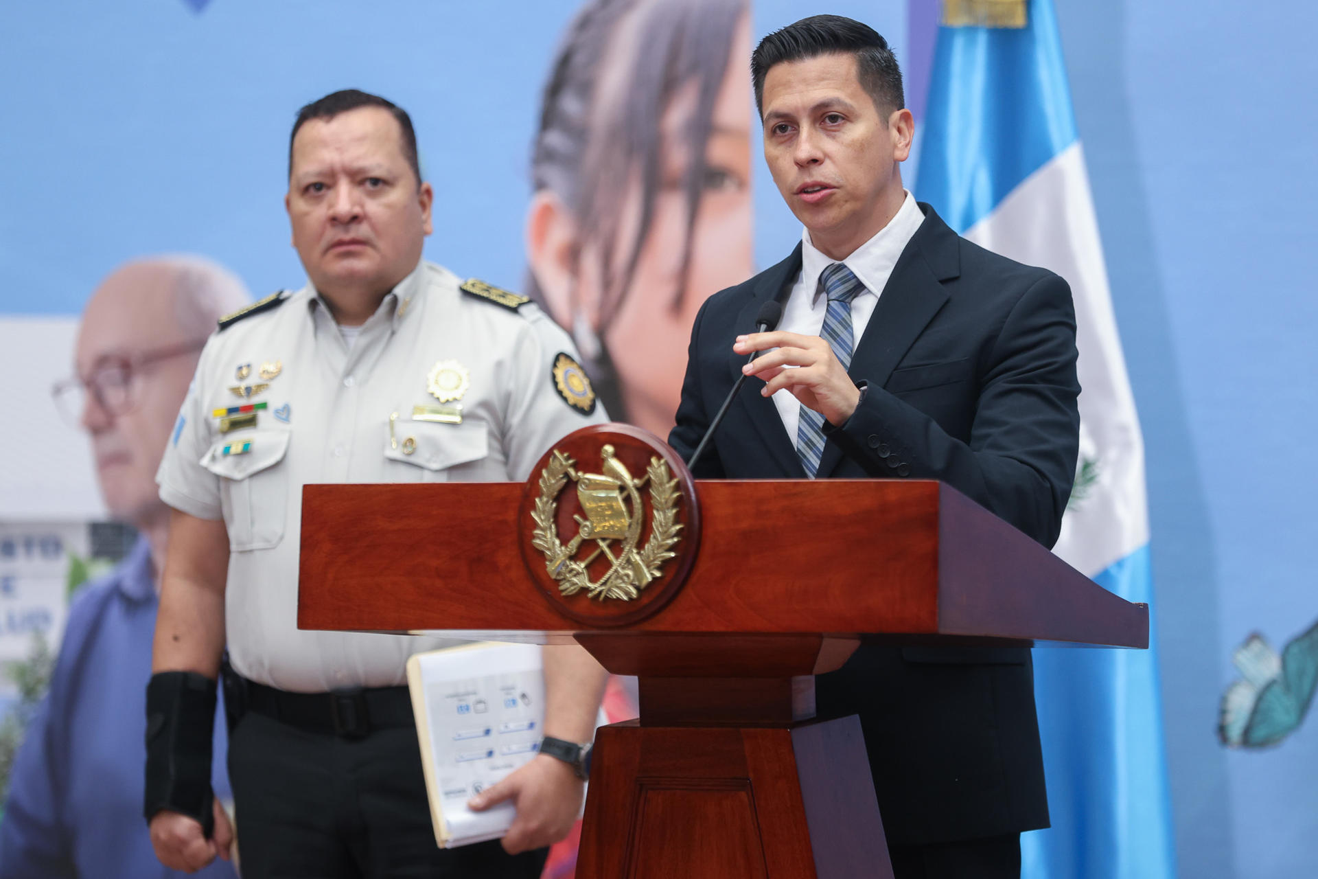 El viceministro de Seguridad del Ministerio de Gobernación (Interior), José Portillo (d) y el director general de la Policía Nacional Civil, David Custodio Boteo asisten a una rueda de prensa este lunes, en Ciudad de Guatemal (Guatemala). EFE/ Mariano Macz