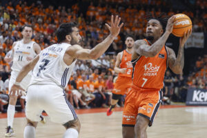 El base estadounidense de Valencia Basket, Chris Jones (d), con el balón ante el base argentino del Real Madrid, Facundo Campazzo, durante el tercer partido de la final de la Liga Endesa que disputaRON en el pabellón de la Fuente San Luis de Valencia. EFE/Miguel Ángel Polo.