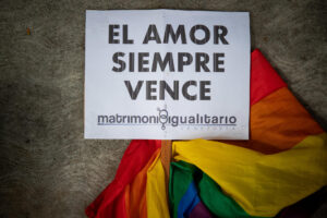 Vista de una pancarta donde se lee: "el amor siempre vence", en una imagen de archivo. EFE/ Rayner Peña R.