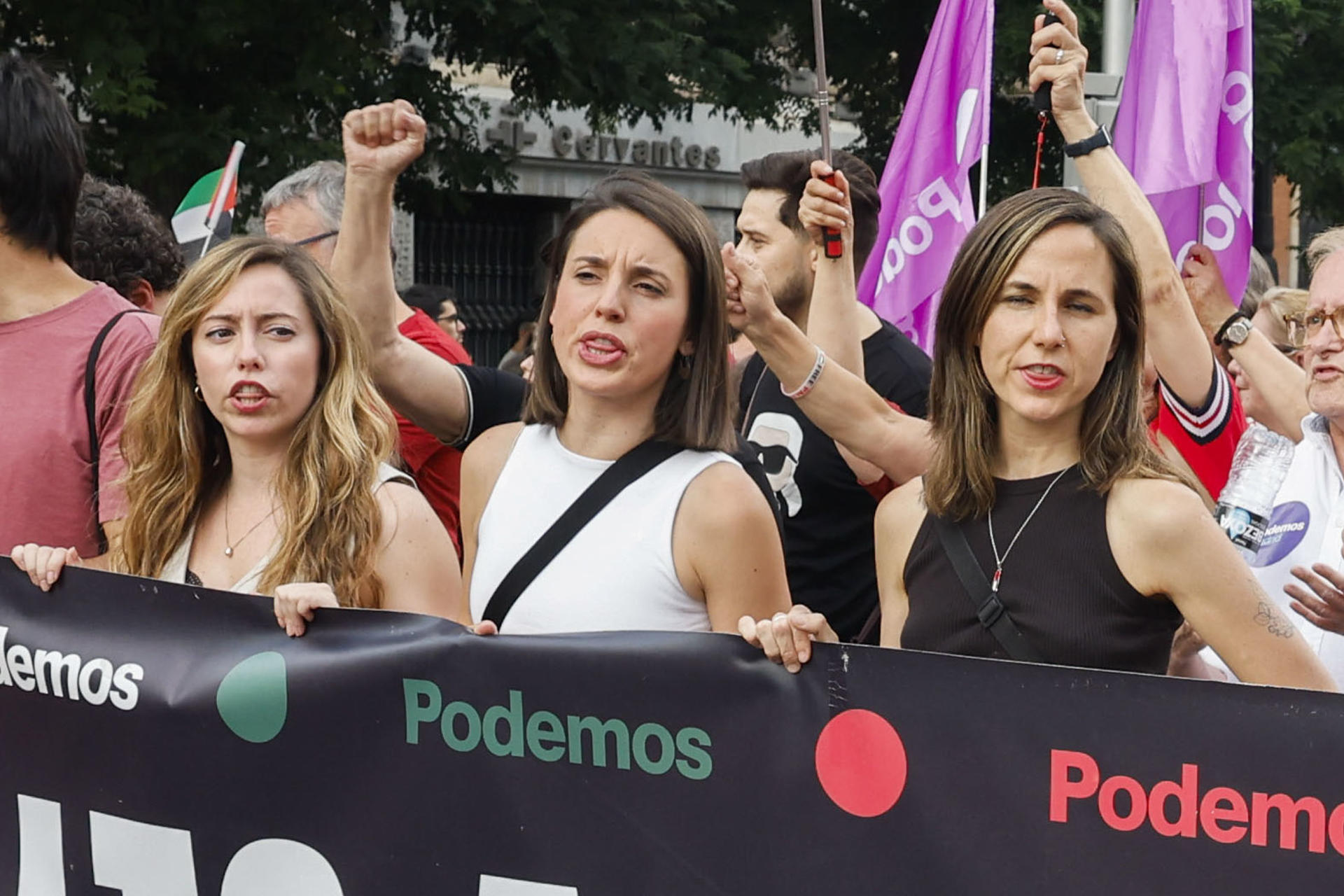 La secretaria general de Podemos Ione Belarra (d) y la secretaria política de Podemos Irene Montero (c) asisten a la manifestación a favor del pueblo palestino, encuadrada dentro de los actos de la Conferencia por la paz y contra el rearme, este viernes en Madrid. EFE/ J.P.Gandul