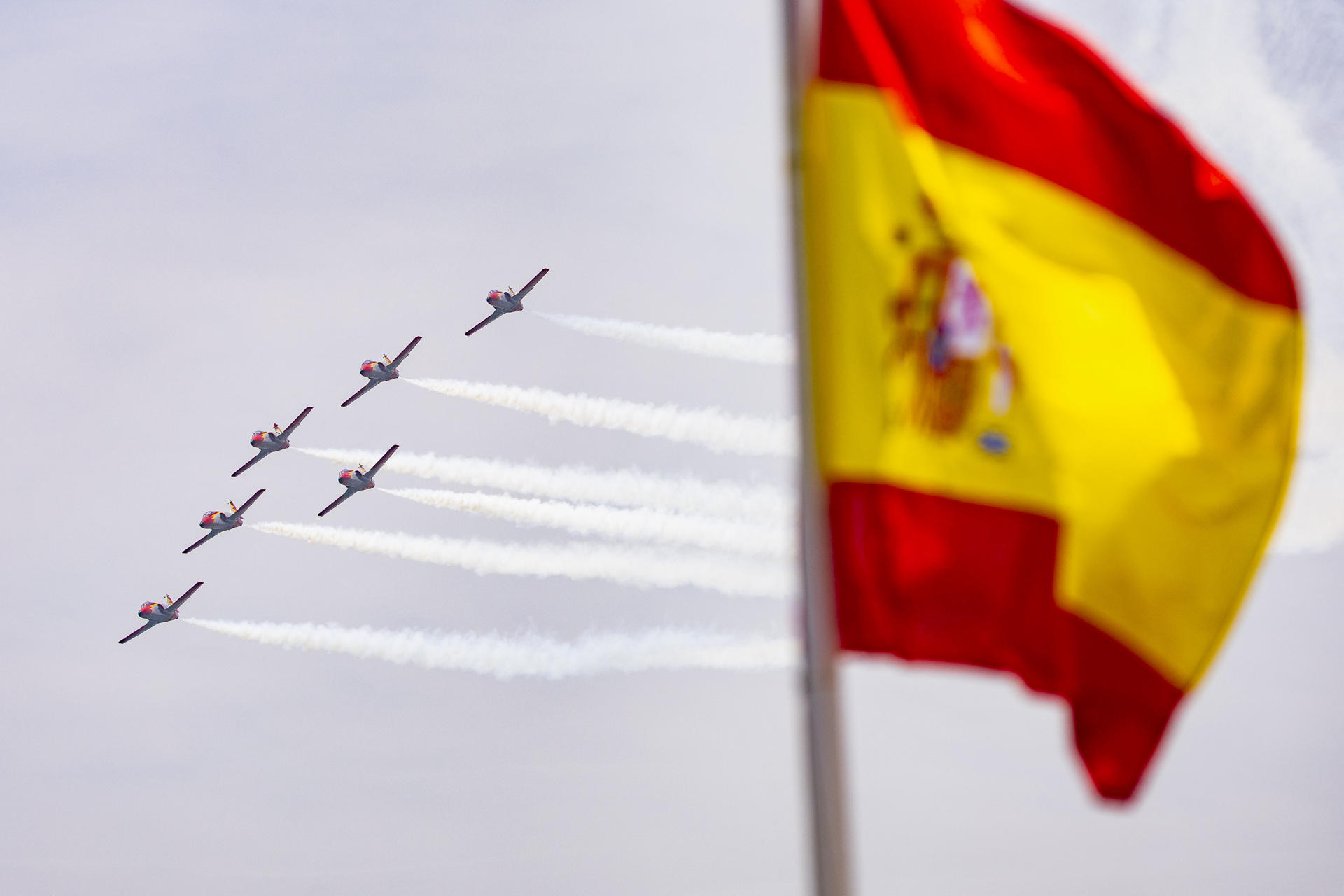 La emblemática Patrulla Águila sobrevuela el cielo de Murcia, cuyos aviones, que cumplen 40 años, han realizado sus últimas acrobacias en el aire en un festival, el Aire25, que ha congregado a miles de personas que han abarrotado las playas del Mar Menor. EFE/ Marcial Guillén