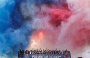 Paseo triunfal por los Campos Elíseos ante la afición del PSG. EFE/EPA/SADAK SOUICI