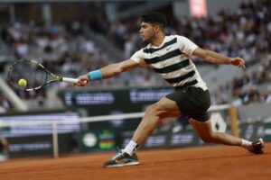 El español Carlos Alcaraz devuelve una bola ante el estadounidense Tommy Paul, durante su partido de los cuartos de final del Abierto de Francia Roland Garros. EFE/EPA/ Mohammed Badra