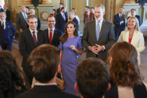 El rey Felipe VI de España y la reina Letizia, durante la ceremonia de clausura del 75º curso académico del Colegio de Europa en la ciudad belga de Brujas. EFE/ Casa De S.M. El Rey / José Jiménez