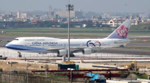 Fotografía de archivo que muestra un avión de pasajeros Boeing 747 de China Airlines en el Aeropuerto Internacional de Taoyuan, en la ciudad de Taoyuan, Taiwán. EFE/EPA/DAVID CHANG