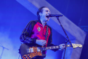 El cantante y guitarrista del grupo escocés Franz Ferdinand, Alex Kapranos, durante su actuación en el festival Son do Camiño, este jueves en el Monte do Gozo, en Santiago de Compostela. EFE/Lavandeira jr