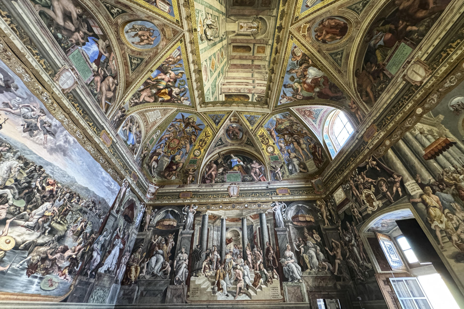La Sala de Constantino, la mayor de las estancias que proyectó Rafael para el palacio pontificio, y ahora en el recorrido de los Museos Vaticanos, vuelve a lucir su esplendor tras una restauración que ha durado diez años y que desvela las dos pinturas que fueron su último legado, aunque la prematura muerte del artista a los 37 años impidió que él la contemplara acabada. EFE/ Daniel Cáceres