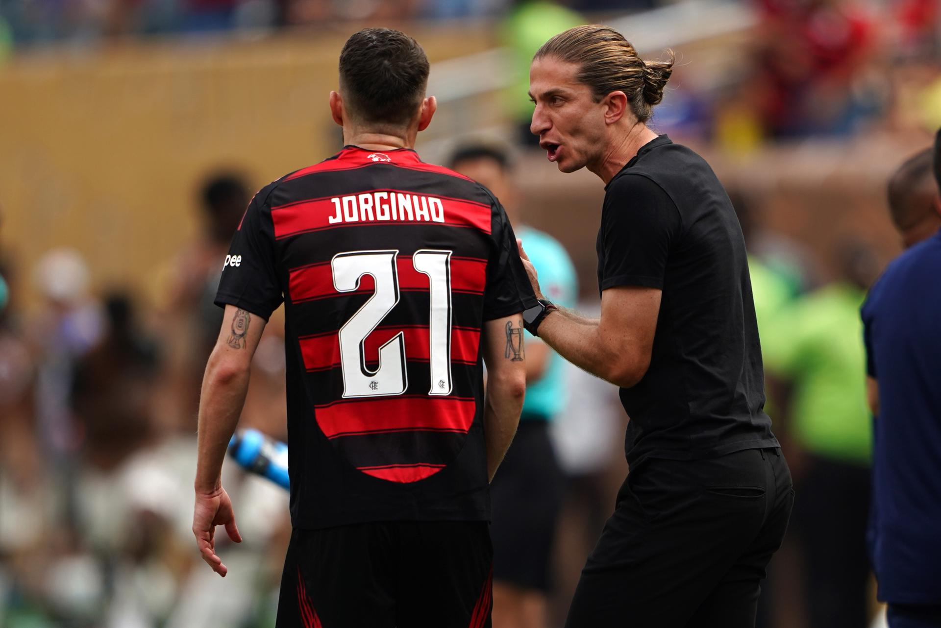 El entrenador de Flamengo, Filipe Luis (d) anticipó este martes un reto durísimo para sus pupilos en octavos de final del Mundial de Clubes contra un "coloso" del fútbol, como considera al Bayern Múnich. EFE/EPA/WILL OLIVER