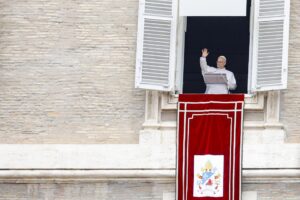 El papa León XIV dirige la oración del Ángelus, una tradicional oración dominical, desde la ventana de su oficina con vistas a la Plaza de San Pedro, Ciudad del Vaticano, 22 de junio de 2025. (Papa) 
EFE/EPA/FABIO FRUSTACI
", "to": "es" } ////////// Vatican City (Vatican City State (Holy See)), 22/06/2025.- Pope Leo XIV leads the Angelus prayer, a traditional Sunday prayer, from the window of his office overlooking Saint Peter's Square, Vatican City, 22 June 2025. (Papa) EFE/EPA/FABIO FRUSTACI