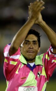 El portero mexicano Jorge Campos se despide tras el final del partido que un combinado de México y otro de Brasil jugaron en 2004 en foto de archivo de ARMANDO ARORIZO. EFE