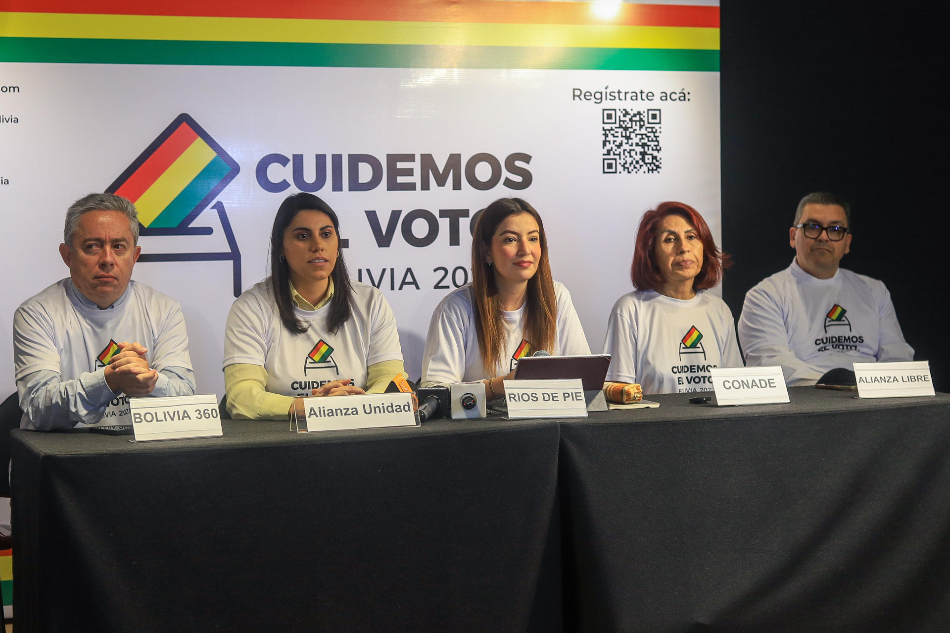 Representantes de diversas organizaciones ciudadanas asisten a una rueda de prensa este 17 de junio de 2025, en La Paz (Bolivia). EFE/ Gabriel Márquez