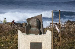 Vista del busto en recuerdo de Ramón Sampedro durante un homenaje a este símbolo de la lucha por el derecho a la eutanasia y que ahora ampara la ley, en la playa donde Ramón sufrió el accidente que lo postró en una cama, en la localidad coruñesa de Xuño, en Porto do Son. EFE/Lavandeira jr