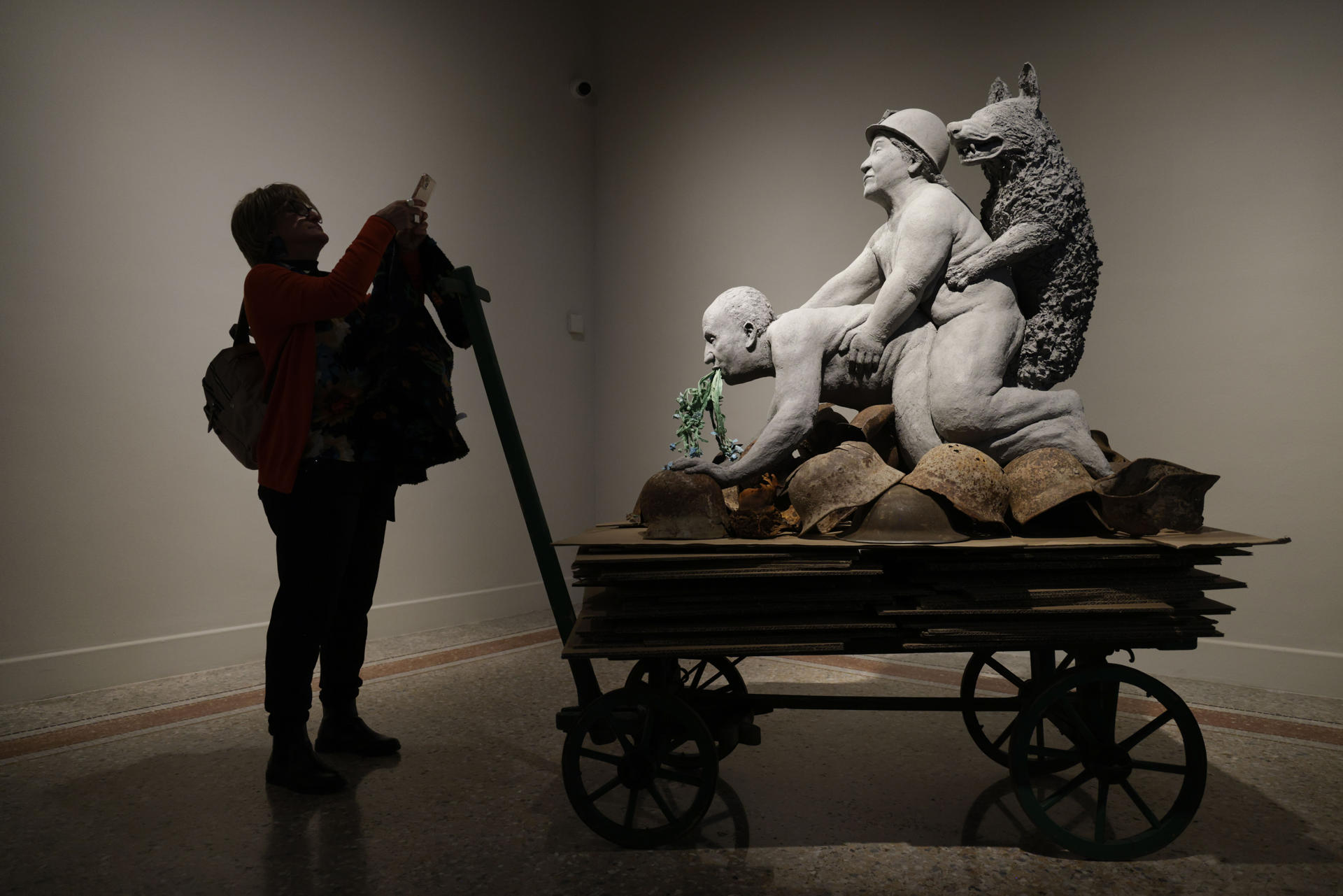 Una persona observa la obra "Not dressed for conquering", de Inés Doujak, una de las obras que se muestra en el Museo del Arte Prohibido. EFE/Quique García