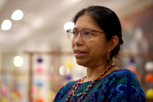 La directora ejecutiva de FIMI, la guatemalteca Teresa Zapeta, representante del pueblo maya kaqchikel, asiste al Foro Internacional de Mujeres Indígenas (FIMI), este viernes en Lima (Perú). EFE/Paolo Aguilar