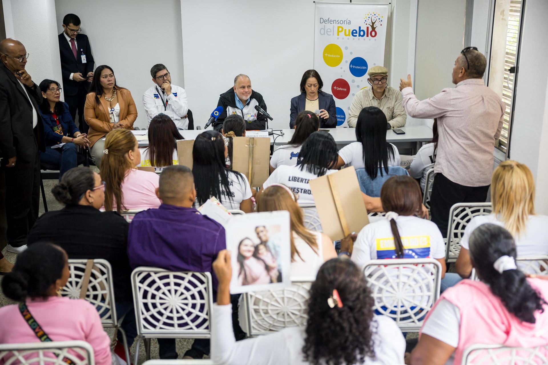 El defensor del Pueblo de Venezuela, Alfredo José Ruiz Angulo (c), asiste a una reunión con familiares de venezolanos detenidos en El Salvador este martes, en Caracas (Venezuela). EFE/ Miguel Gutiérrez