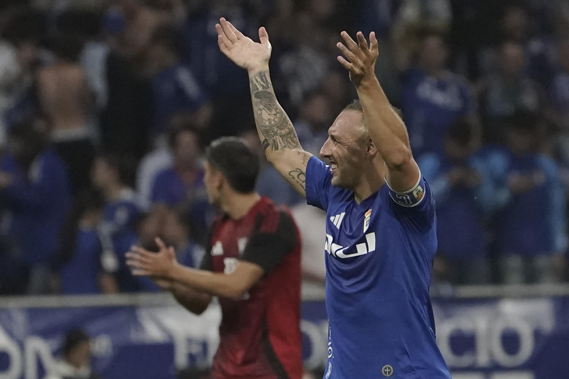 El centrocampista del Oviedo Santi Cazorla celebra su gol de penalti durante el partido de vuelta de ascenso a Primera División que Real Oviedo y Mirandés disputan en el estadio Carlos Tartiere de Oviedo. EFE/Paco Paredes