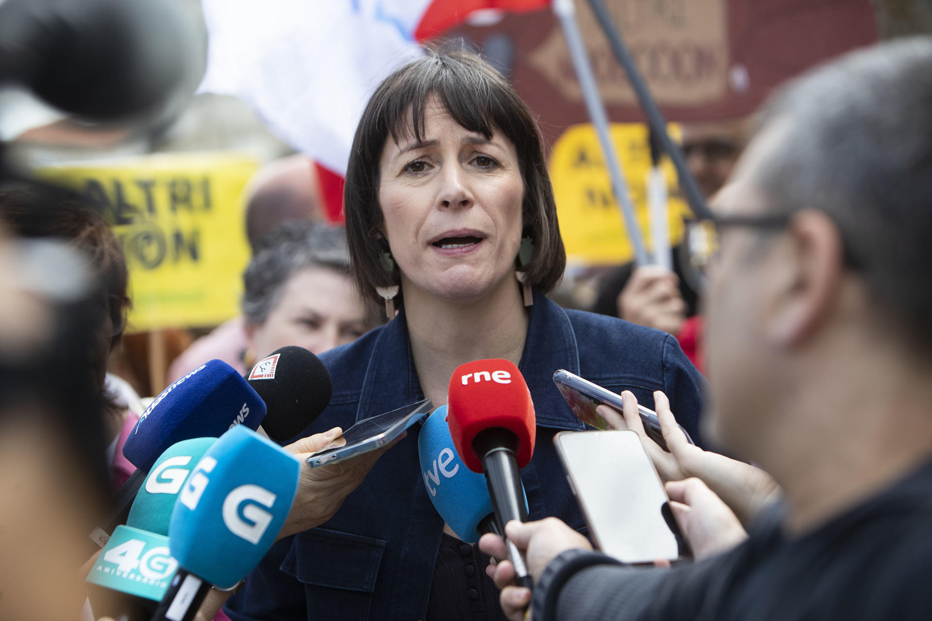 La líder del BNG, Ana Pontón, se dirige a medios de comunicación mientras colectivos ecologistas, plataformas vecinales y movimientos sociales han convocado una nueva manifestación para reclamar la marcha de la fábrica de celulosa de Ence de la ría de Pontevedra y frenar el proyecto de Altri en Palas (Lugo), en lo que han denominado como campaña contra un modelo industrial "depredador e insostenible". EFE/ Salvador Sas

