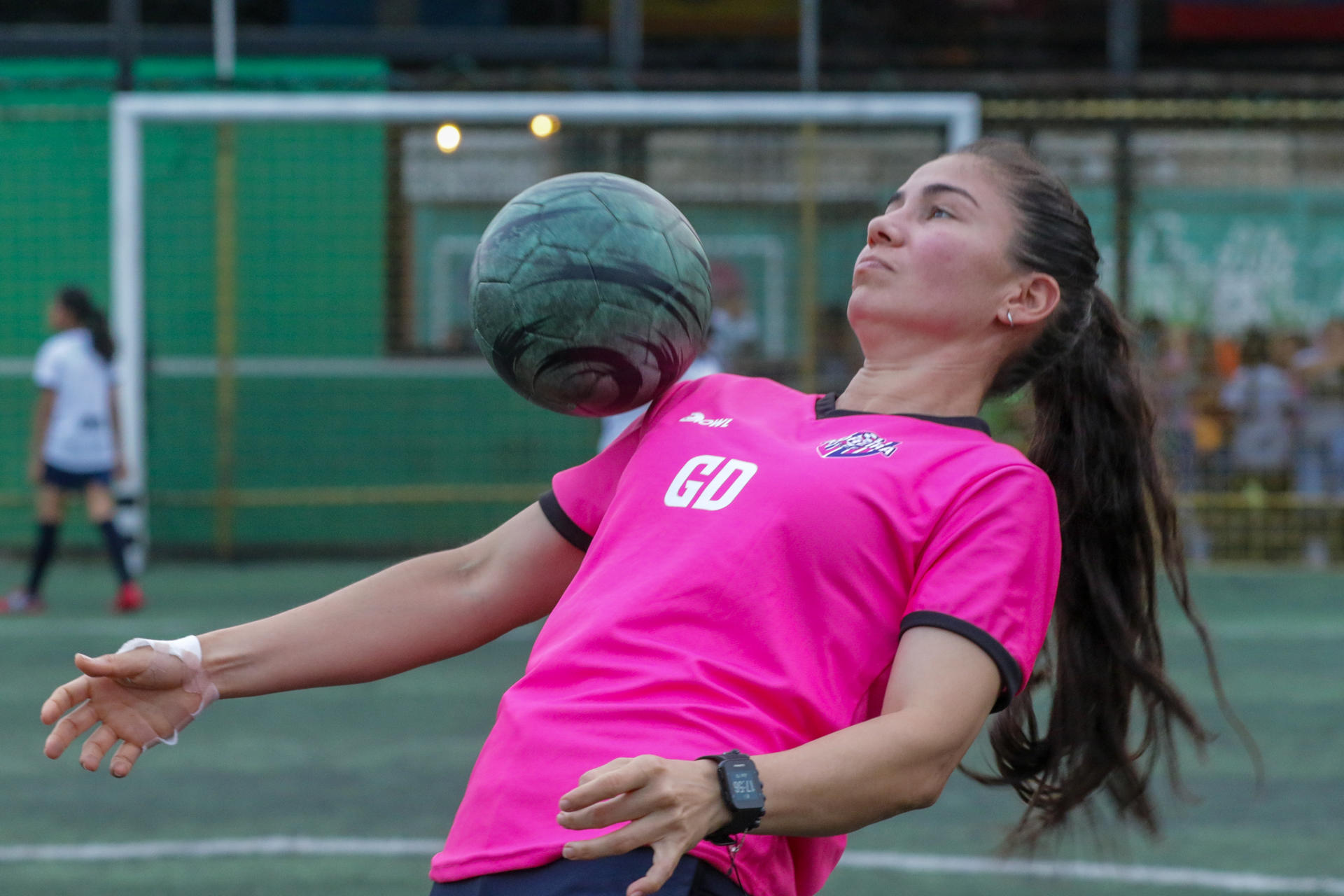 AME8332. GUAYAQUIL (ECUADOR), 25/06/2025.- Fotografía del 19 de junio de 2025 de la futbolista Ligia 'Gigi' Moreira, capitana de la selección de Ecuador y recientemente fichada por el Villarreal español, controlando un balón durante un entrenamiento en Guayaquil (Ecuador). EFE/ Jonathan Miranda