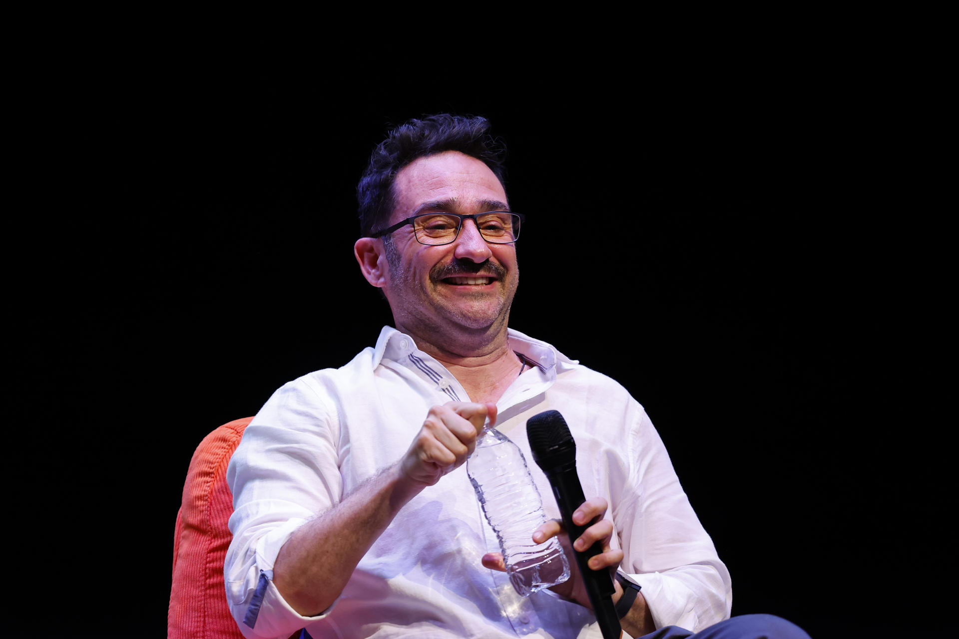 El cineasta español Juan Antonio Bayona sonríe este domingo, 8 de junio, durante la conferencia magistral ‘Luz en la oscuridad’, en el marco del 40 Festival Internacional de Cine en Guadalajara (FICG), en la capital del estado de Jalisco (México). EFE/Francisco Guasco
